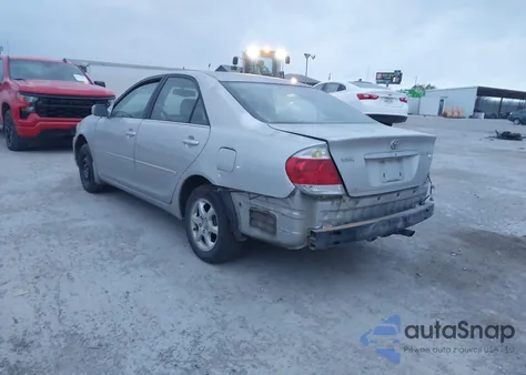 2005 Toyota Camry Xle z USA, uszkodzony, nr VIN 4T1BE32K65U012952